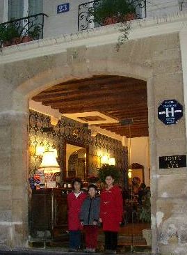 Outside the Hotel du Lys