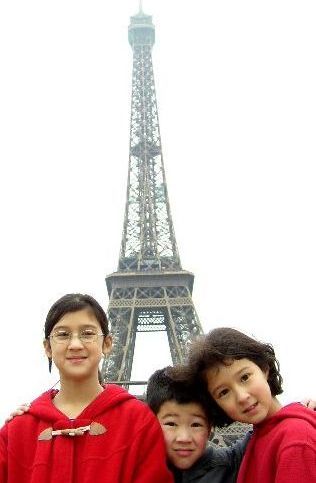 Children in front of Eiffel Tower